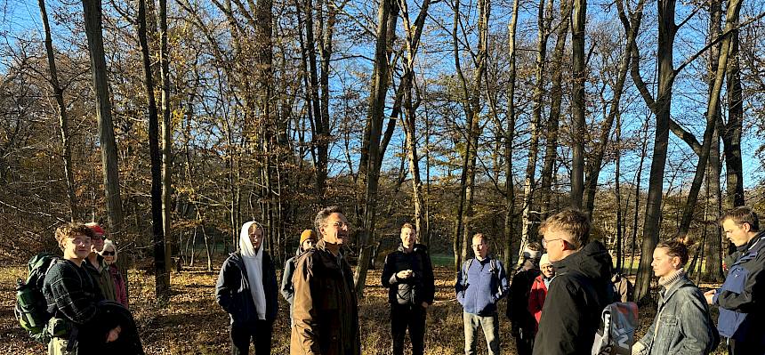 Prakitkant:innen bei Führung