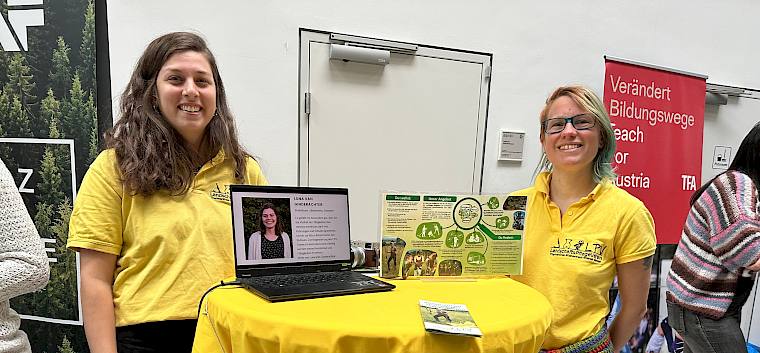 Biolog:innen beim Infostand