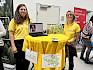 Biolog:innen beim Infostand