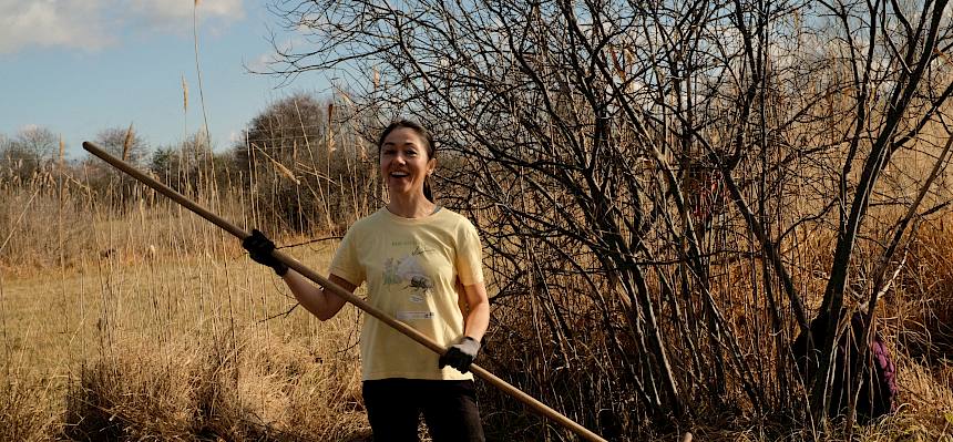 Praktikantin mit Rechen