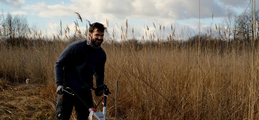 Biologe mit Balkenmäher