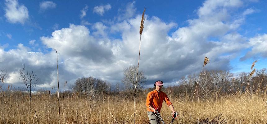 Biologe mit Balkenmäher