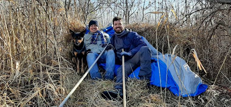 Biologen auf Schilfhaufen