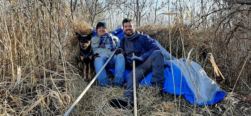 Biologen auf Schilfhaufen