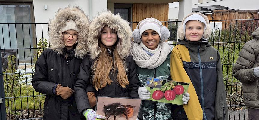 Schüler:innen mit Folien Wildbiene und Dirndl
