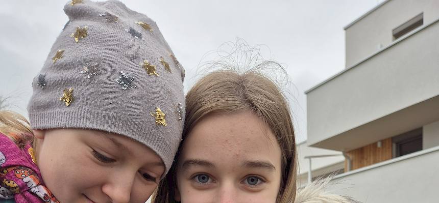 Schülerinnen mit Regenwurm auf der Hand