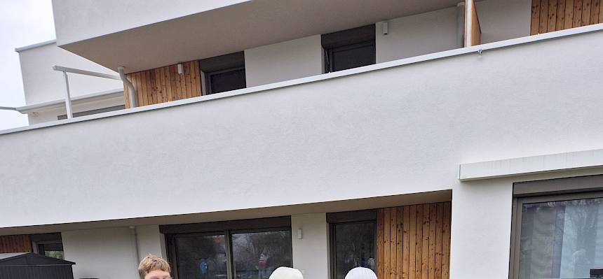 Schüler:innen mit eingepflanztem Strauch