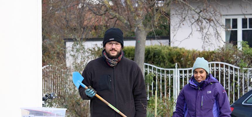 Freiwilliger hält Schaufel