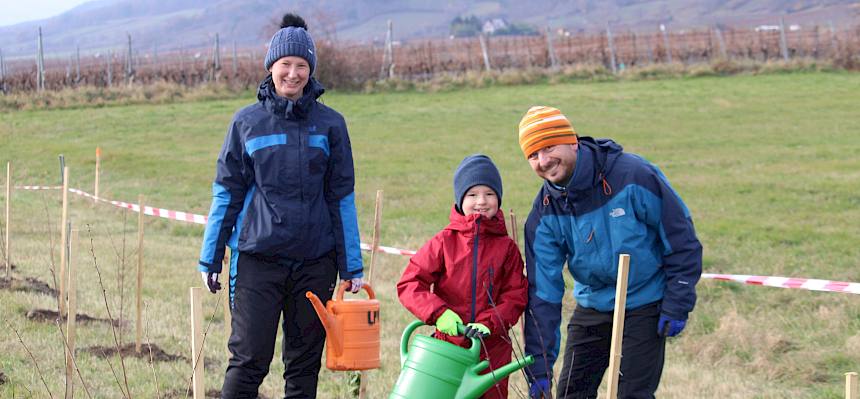 Freiwillige mit Gießkannen
