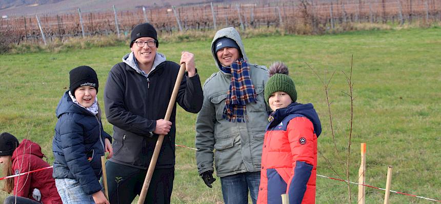 Freiwillige posieren für Foto