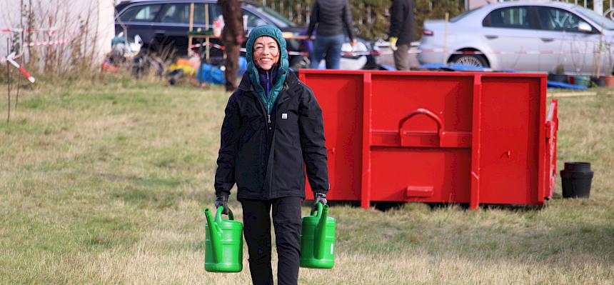 Praktikantin mit Gießkannen