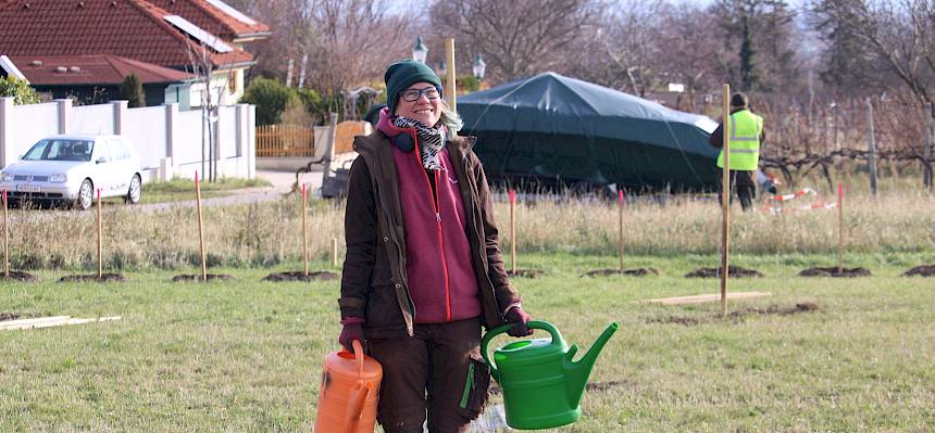 Biologin mit Gießkannen