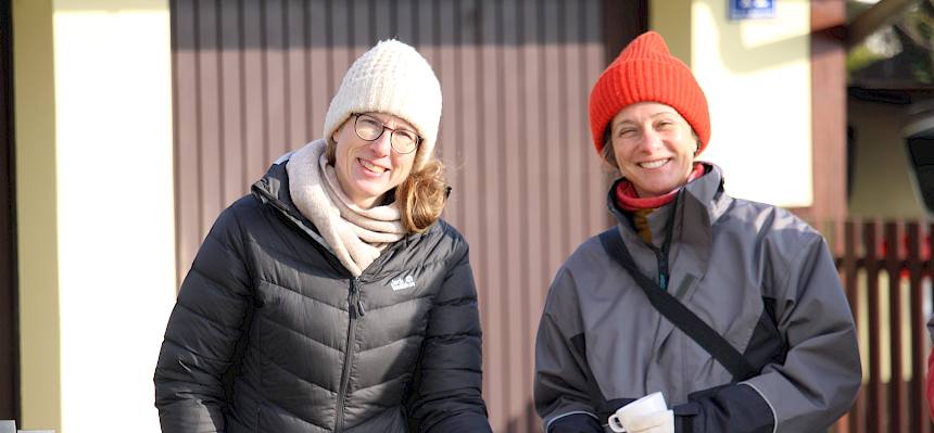 Umweltgemeinderätin und Biologin mit warmen Getränken