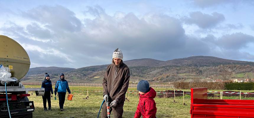 Kind bei Gießkannen