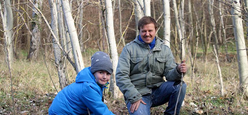 Pfadfinder arbeitet mit Säge, betreut von LPV-Biologe