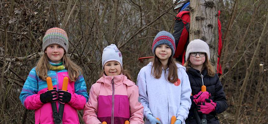 Pfadfinder:innen mit Astscheren