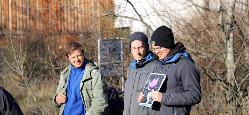 Praktikant stellt Große Kuhschelle vor