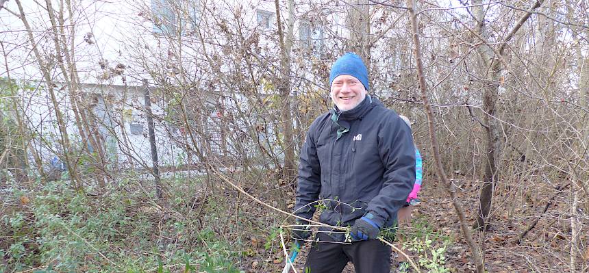 Freiwilliger entfernt Liguster