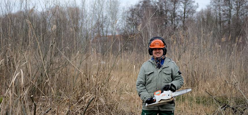 Biologe mit Motorsäge