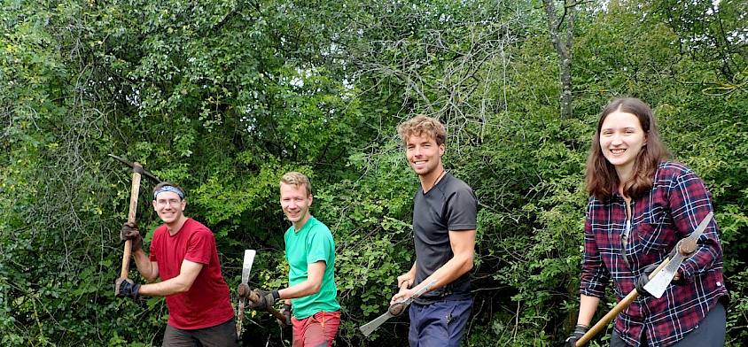 Freiwillige mit Krampen