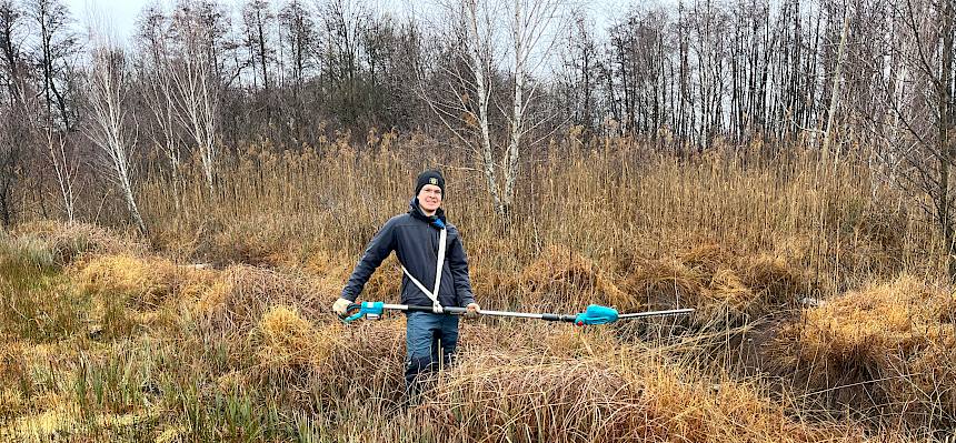 Praktikant mit Heckenschere