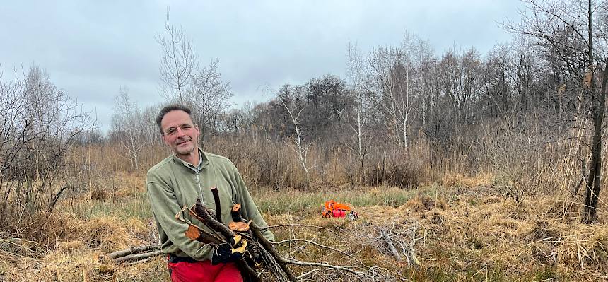 Biologe Alex zieht Äste