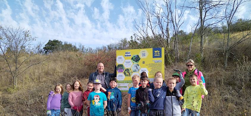 Viele Kinder mit Infotafel