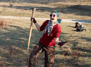 Mensch mit Krampen und Gehölz