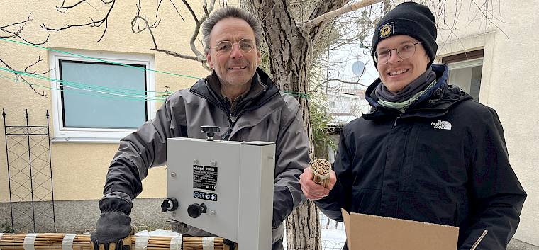 LPV-Ökologe Alex und Praktikant Torben bearbeiteten die gebündelten Schilfrollen mit der Bandsäge und schnitten daraus Stücke in Konservendosengröße. © LPV/A. Mrkvicka Biologe und Praktikant schneiden Schilf mit Bandsäge