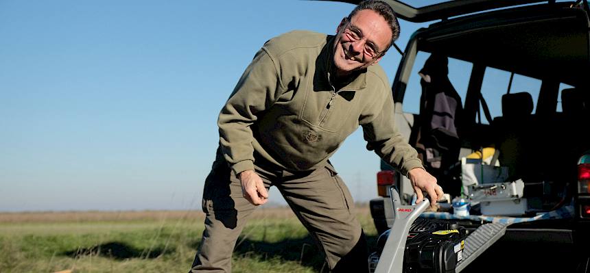 Mann repariert Balkenmäher