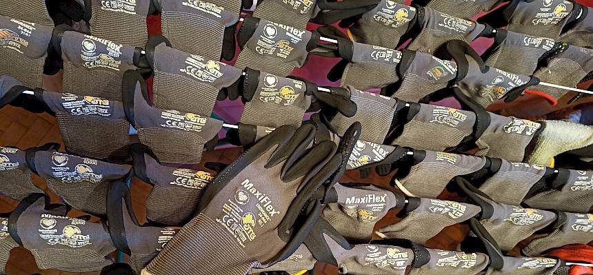 Arbeitshandschuhe auf Wäscheständer