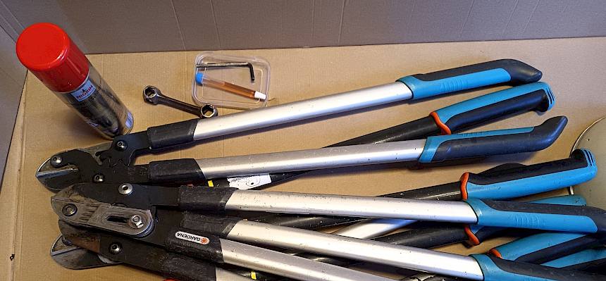 Astscheren mit Werkzeug zur Wartung