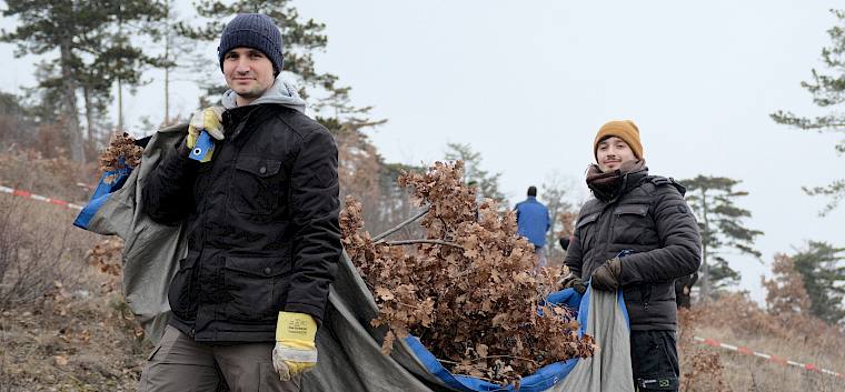 Das Schnittgut wurde mit Planen von der Fläche gebracht. © LPV/J. FFischer Freiwillige tragen Plane