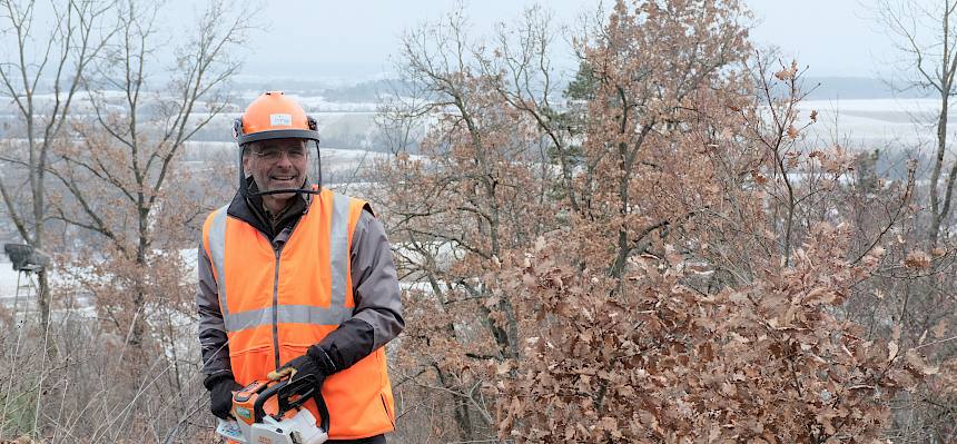 Biologe mit Motorsäge