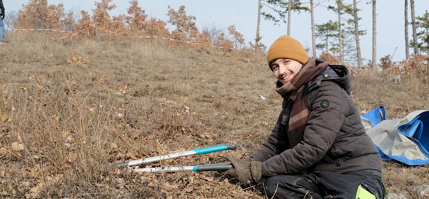 Freiwilliger mit Astschere