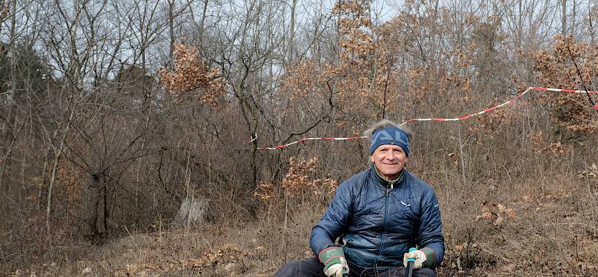 Freiwilliger schneidet Gehölze