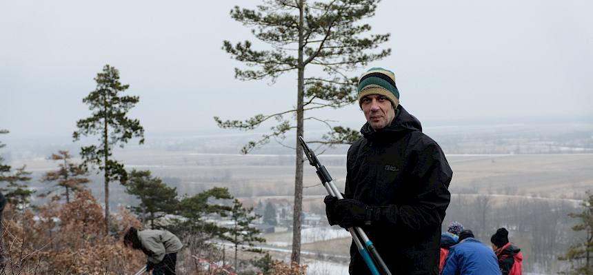 Freiwillige mit Astscheren bei der Arbeit