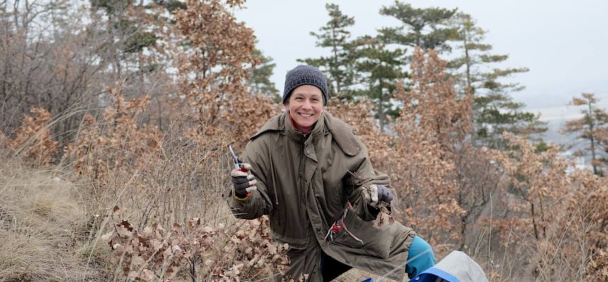 Biologin bei Trockenrasenpflege