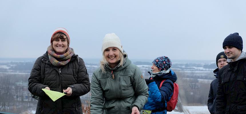 Freiwillige stärken sich mit Erdäpfel-Suppe