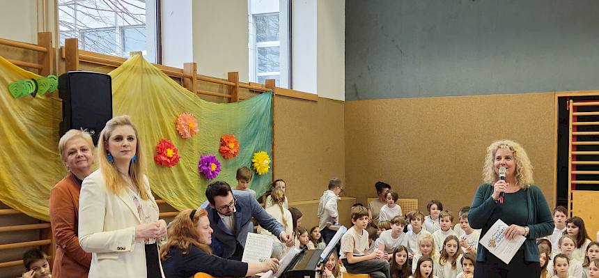 Direktorin Katharina Hussian hält eine Rede.