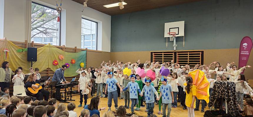 Kinder performen das Musical „Friends of the Earth“