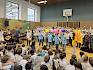 Mit ihrem großartigen Musical „Friends of the Earth“ bringen das Team und die Kinder Schwung in den Turnsaal der VS Roseggergasse. © LPV/N. Wetzel Kinder performen das Musical „Friends of the Earth“