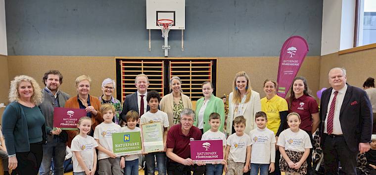 Zahlreiche Ehrengäste freuten sich heute über die Auszeichnung der Volksschule Roseggergasse zur Naturpark-Schule! © LPV/N. Wetzel Gruppenfoto der Ehrengäste