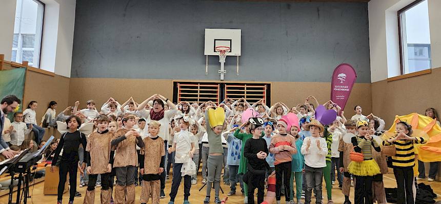 Kinder performen das Musical „Friends of the Earth“
