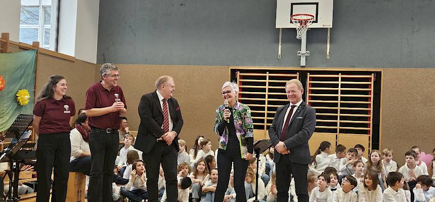 Ehrengäste halten eine Rede