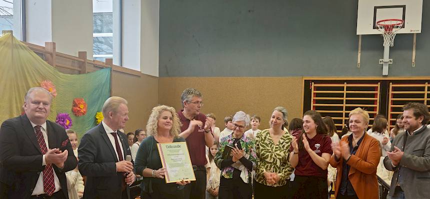 Überreichung der Urkunde zur Naturpark-Schule