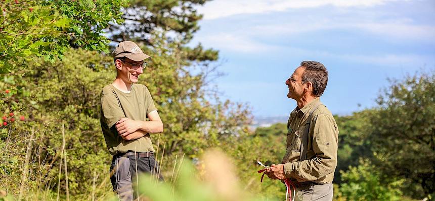 Praktikant und Biologe bei Pflege