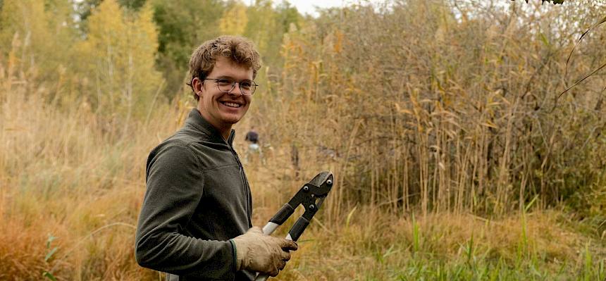 Praktikant mit Astschere