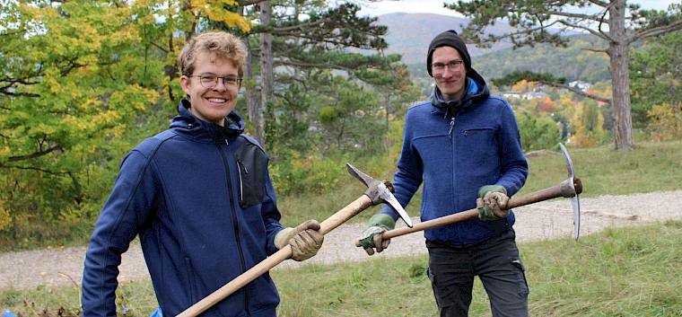 Torben und Stefan lernten sich im Rahmen ihres Praktikums beim Landschaftspflegeverein kennen – eine intensive, lehrreiche und sehr abwechslungsreiche Zeit. © LPV/L. Strobl Praktikanten mit Krampen