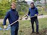 Torben und Stefan lernten sich im Rahmen ihres Praktikums beim Landschaftspflegeverein kennen – eine intensive, lehrreiche und sehr abwechslungsreiche Zeit. © LPV/L. Strobl Praktikanten mit Krampen